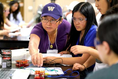 Middle school science teacher, Phelana Pang, has returned to the CNT and the RET program multiple times. Here, she is helping to facilitate a workshop for students in the CNT’s 2018 YSP-REACH program. Middle school science teacher, Phelana Pang, has returned to the CNT and the RET program multiple times. Here, she is helping to facilitate a workshop for students in the CNT’s 2018 YSP-REACH program.