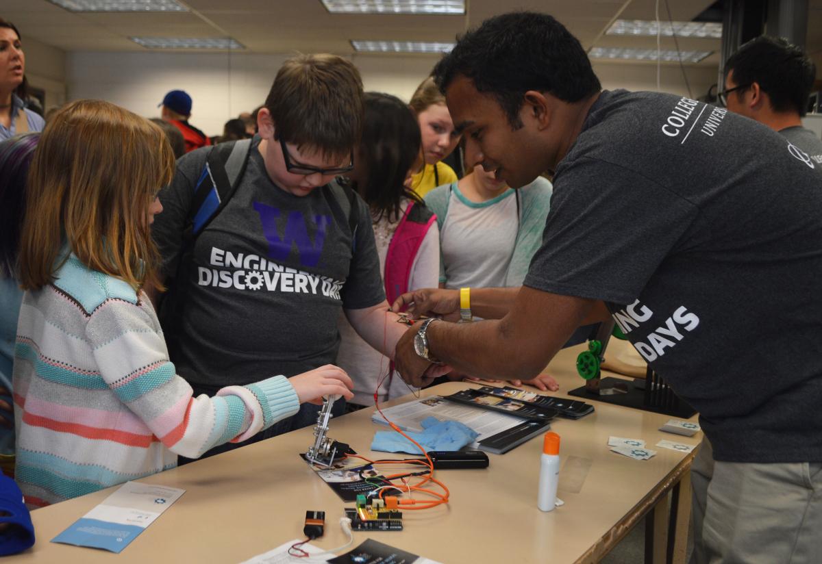 Gaurav Mukherjee helping students at the UW's Engineering Discovery Days