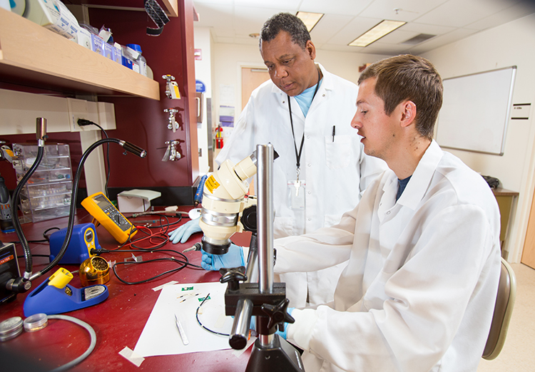 REV participant, Kevin Glymph, and UW student Kyle Dinkins working in the lab of CSNE member, Steve Perlmutter